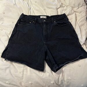 Abercrombie Curve love 7” dad short with split hem sides
